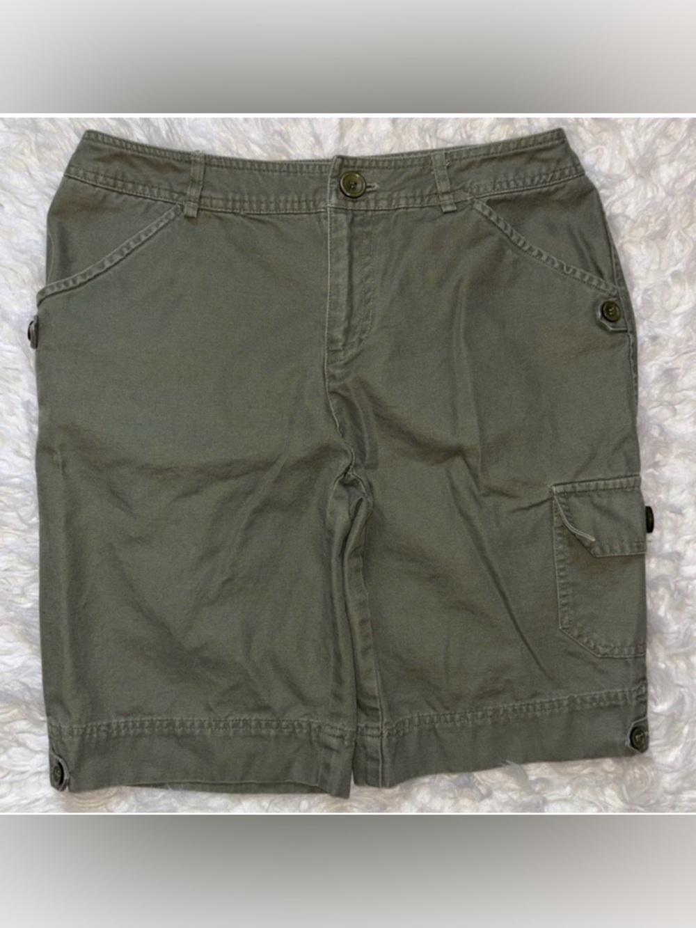 St. John’s Bay Women’s Mid-Rise 10” Green Cargo Shorts, Size 4